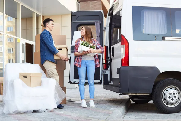 Retrato Feliz Pareja Joven Abrazando Sonriendo Mientras Carga Cajas Cartón — Foto de Stock