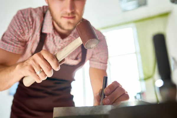 Närbild Oigenkännlig Hantverkare Arbetar Med Metall Och Hammare Verkstad — Stockfoto