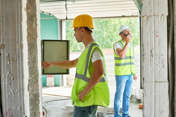 Profiel Bekijken Van Knappe Jonge Elektricien Dragen Van Veiligheidshelm Reflecterende — Stockfoto