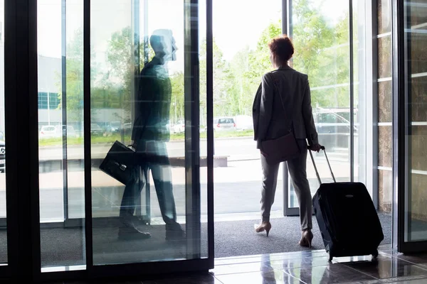 Rückseite Silhouette Einer Jungen Geschäftsfrau Mit Koffer Die Durch Glasschiebetüren — Stockfoto