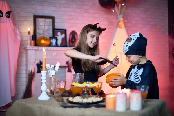 Retrato Niños Disfraces Halloween Jugando Con Calabaza Tallada Habitación Decorada — Foto de Stock
