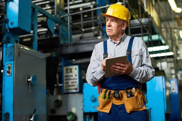 Porträtt Senior Fabriksarbetare Använder Digitala Tablett Och Tittar Bort Moderna — Stockfoto