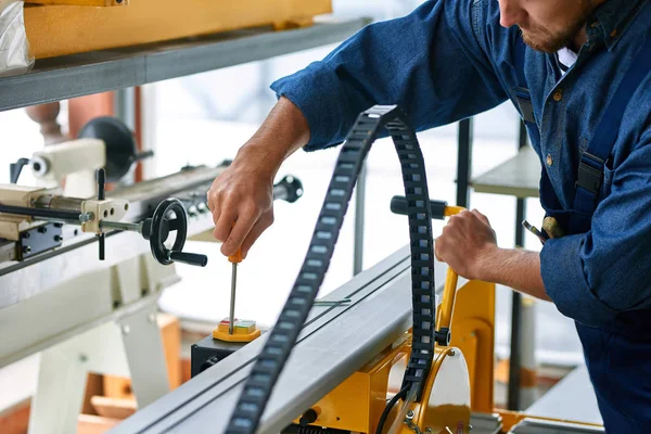 Närbild Workman Maskin Enheten Kopplingsförbehåll Fästskruvarna Med Skruvmejsel Modern Fabrik — Stockfoto