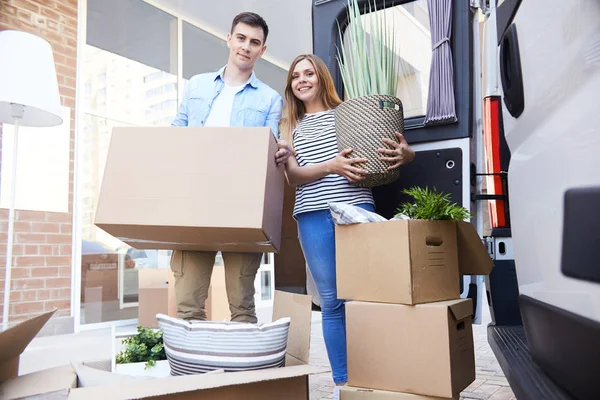 Retrato Familia Joven Feliz Posando Con Cajas Cartón Planta Interior — Foto de Stock