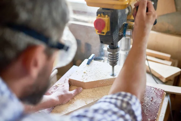 Πίσω Προβολή Πορτρέτο Του Carpenter Κάνοντας Ξύλινα Έπιπλα Εργαστήριο Διάτρηση — Φωτογραφία Αρχείου