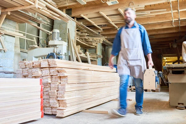 Volledige Lengte Portret Van Volwassen Bebaarde Timmerman Wandelen Door Moderne — Stockfoto