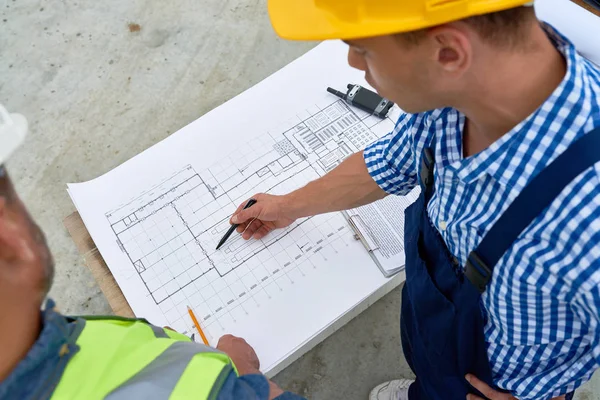 Hoge Hoekmening Van Zeer Professionele Werknemers Werkvergadering Bouwplaats Bespreken Van — Stockfoto