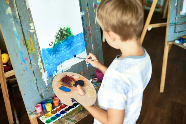 Vista Posterior Del Niño Pelo Rubio Dibujando Paisaje Pintoresco Mientras — Foto de Stock