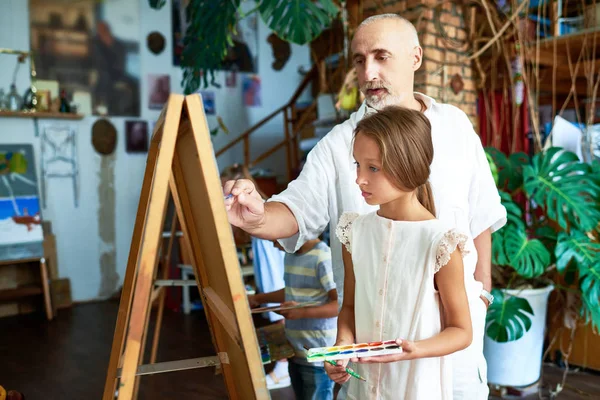 Porträtt Äldre Man Undervisning Lilla Flicka Målning Art Studio Förklarar — Stockfoto