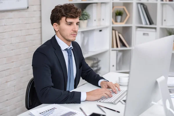 Retrato Del Hombre Negocios Guapo Usando Computadora Escritorio Oficina Trabajando — Foto de Stock