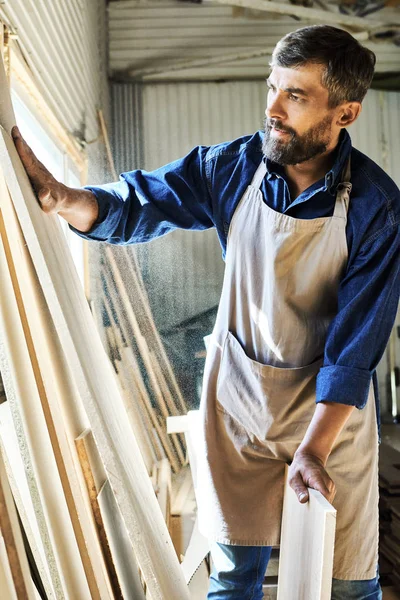 Portret Van Geschoolde Timmerman Zachtjes Aanraken Glad Stuk Hout Workshop — Stockfoto