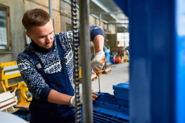 Porträtt Ung Man Arbetar Modern Fabrik Reparera Maskinenheter Industriell Workshop — Stockfoto