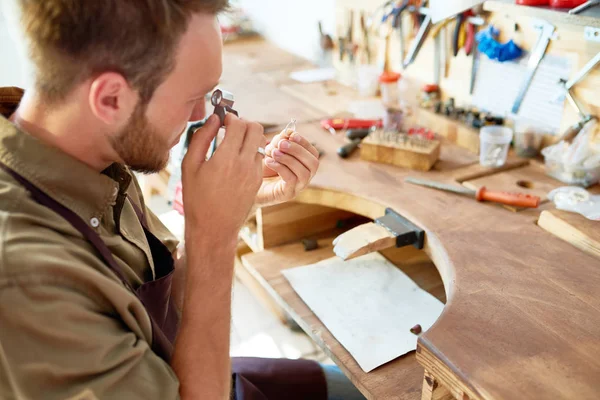 Porträtt Unga Juvelerare Tittar Ringen Genom Förstoringsglas Verkstad — Stockfoto