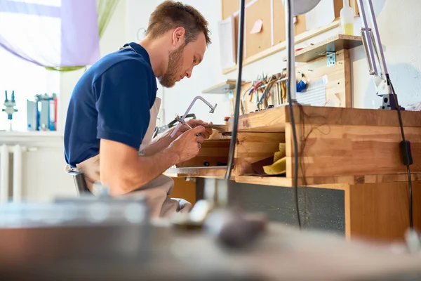 Porträtt Ung Man Arbetar Vid Bord Workshop Med Trä Eller — Stockfoto