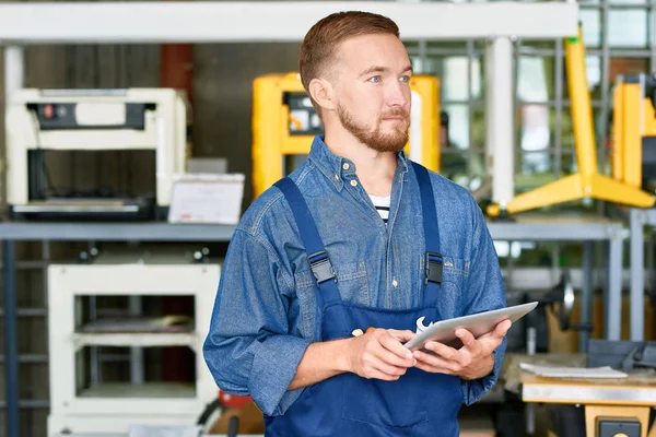 Porträtt Ung Man Arbetar Modern Fabrik Driftenheter Maskin Industriella Verkstad — Stockfoto