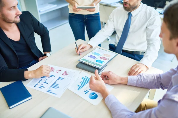 Foto Alto Ángulo Gente Negocios Sentada Mesa Reuniones Con Gráficos — Foto de Stock