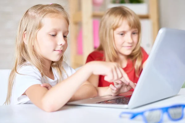 Portret Van Een Mooi Klein Meisje Met Laptop Zittend Aan — Stockfoto