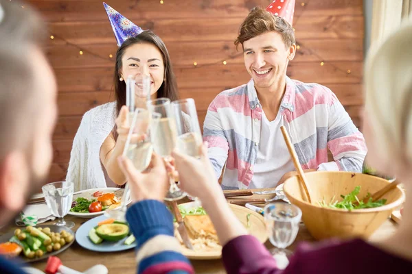 Sorrindo Jovem Casal Jovens Felizes Usando Bonés Férias Comemorando Aniversário — Fotografia de Stock