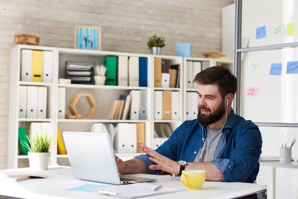 Retrato Del Hombre Negocios Barbudo Moderno Ropa Casual Usando Videollamada — Foto de Stock