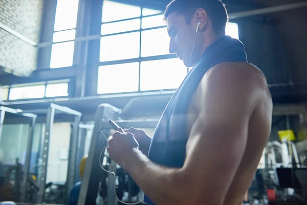 Preparándose Para Entrenamiento Intensivo Joven Guapo Auriculares Encendiendo Reproductor Mp3 — Foto de Stock