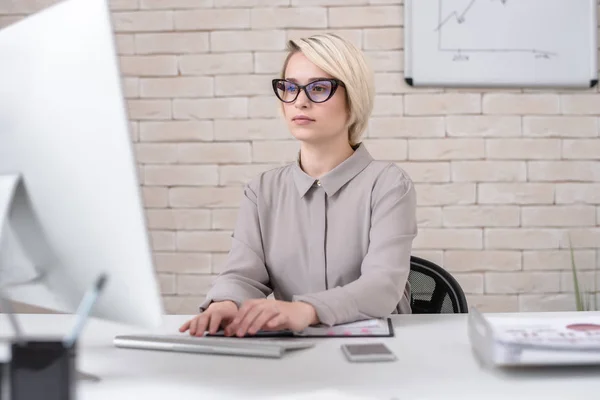 Portrait Blonde Successful Businesswoman Using Computer Work Sitting Desk Modern — Stock Photo, Image