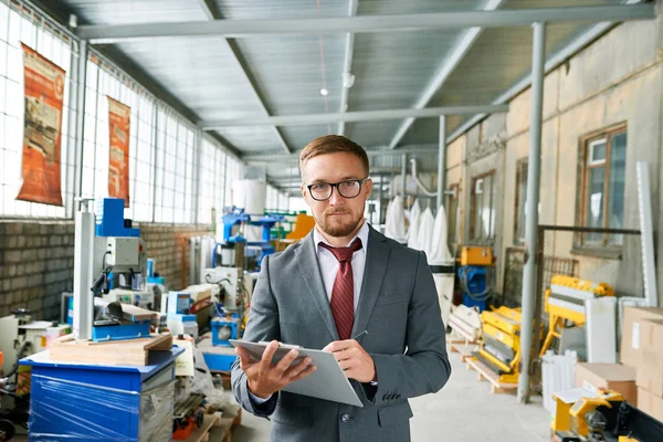 Portret Van Succesvolle Winkelbediende Dragen Pak Poseren Kijken Camera Staan — Stockfoto