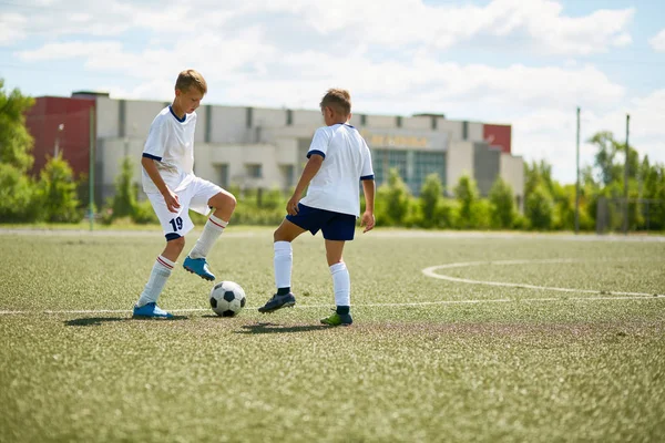 Retrato Dos Adolescentes Jugando Fútbol Durante Práctica Del Equipo Junior — Foto de Stock