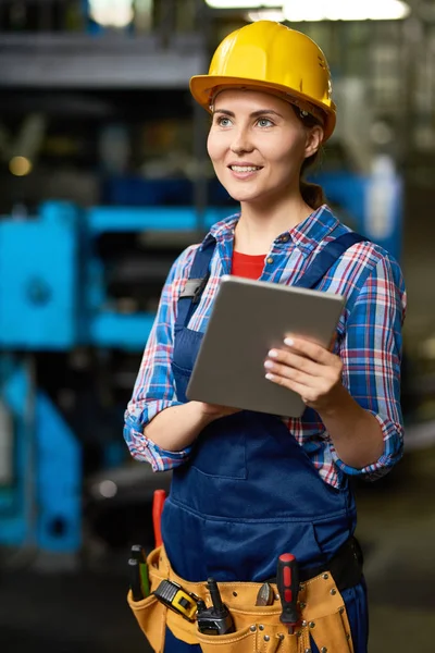 Porträtt Kvinnliga Fabriksarbetare Använder Digitala Tablett Och Leende — Stockfoto