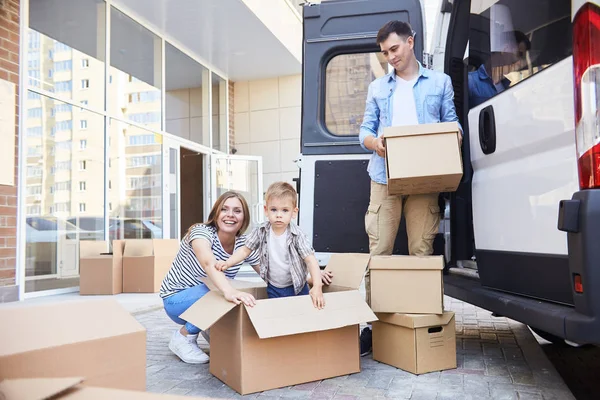 Retrato Una Familia Joven Feliz Con Hijo Pequeño Cargando Cajas — Foto de Stock