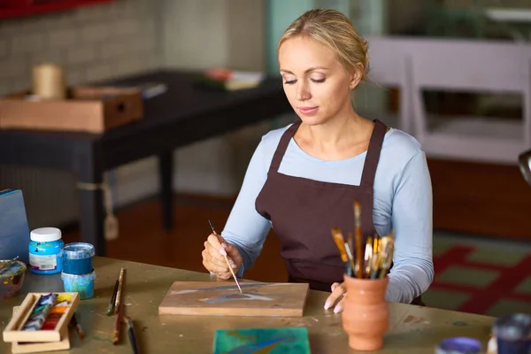 Portret Van Mooie Blonde Vrouw Genieten Van Werk Kunst Studio — Stockfoto