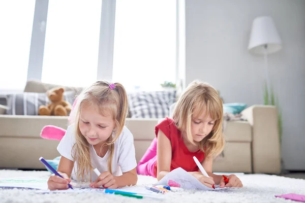 Portret Van Twee Kleine Meisjes Tekenen Kleuren Foto Liggend Vloer — Stockfoto