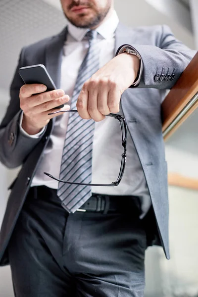 Gros Plan Entrepreneur Méconnaissable Avec Des Lunettes Main Debout Dans — Photo