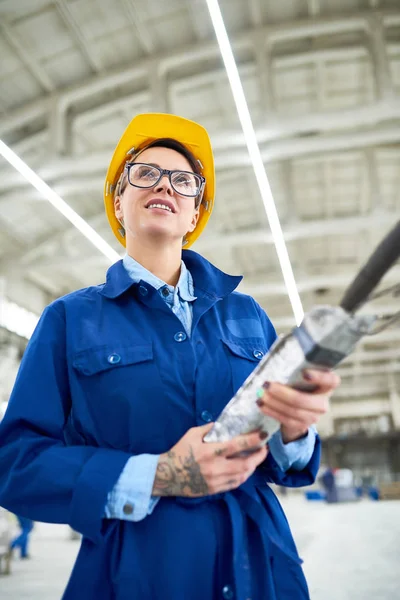 Positiv Säker Kvinnlig Byggnadsarbetare Med Travers Fjärrkontrollen Samtidigt Lyfta Upp — Stockfoto