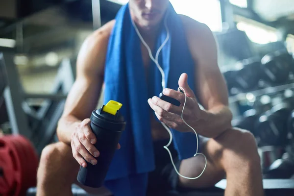 Tomando Breve Descanso Del Entrenamiento Intensivo Joven Deportista Escuchando Música — Foto de Stock