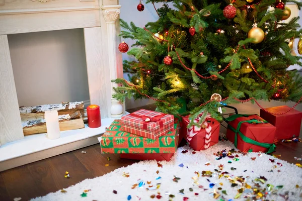 Interior Sala Estar Preparada Para Celebrar Navidad Pila Cajas Regalo — Foto de Stock