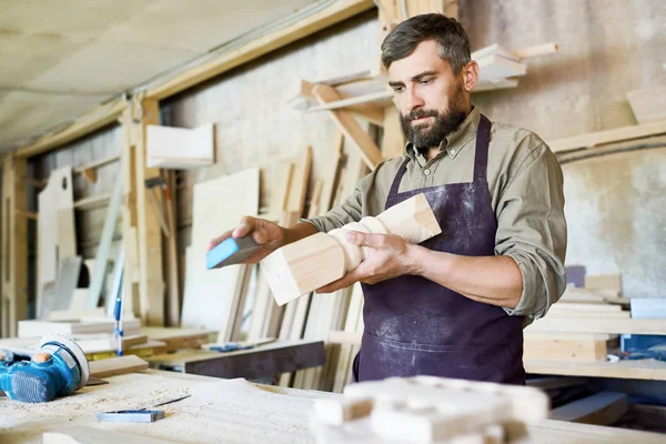 Schöner Bärtiger Handwerker Mit Schleifpapier Farbe Vom Holzdetail Entfernen Innenraum — Stockfoto