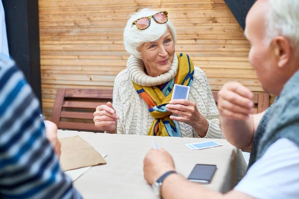 元気な高齢者 幸せそうに笑ってエレガントな老婦人に焦点を当てるの屋外テラスでのランチ テーブルでカードゲームの肖像画 — ストック写真