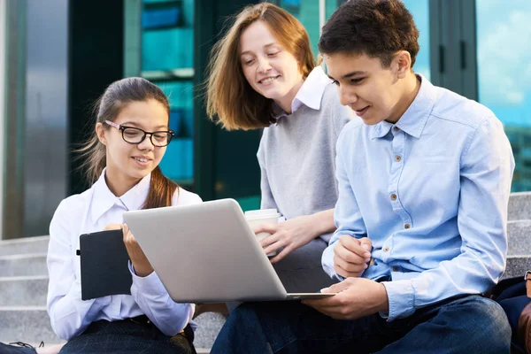 Groepsportret Van Kinderen Zit Scholen Stappen Buiten Genieten Van Pauze — Stockfoto