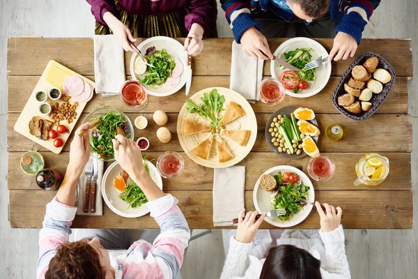 Vista Superior Quatro Pessoas Comendo Mesa Jantar Festiva Com Comida — Fotografia de Stock