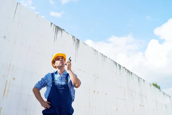 Cintura Retrato Trabalhador Construção Jovem Confiante Vestindo Chapéu Duro Olhando — Fotografia de Stock