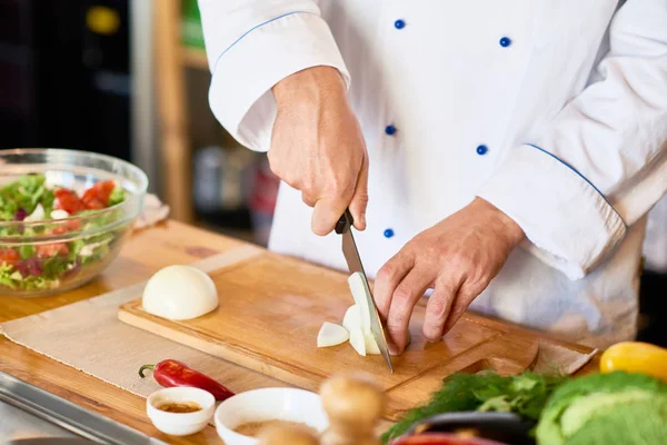 モダンなキッチン コピーの領域での作業中をシェフ ナイフで認識できない料理カット玉ねぎなどの野菜のクローズ アップ — ストック写真