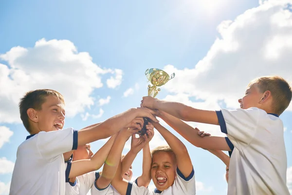 어린이 스포츠 승리를 응원과 하늘에 들고의 — 스톡 사진