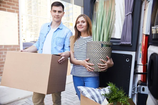 Retrato Feliz Pareja Joven Moviéndose Nuevo Hogar Sosteniendo Planta Casa — Foto de Stock