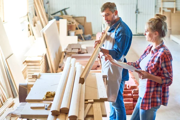 Portrait Deux Menuisiers Évaluant Qualité Bois Atelier Choisissant Les Meilleurs — Photo