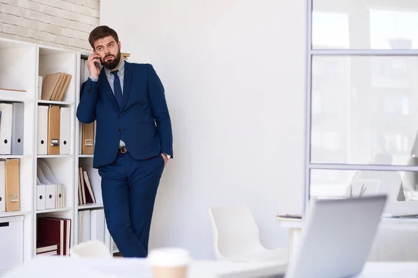 Portret Van Succesvolle Bebaarde Zakenman Spreken Door Telefoon Staande Door — Stockfoto