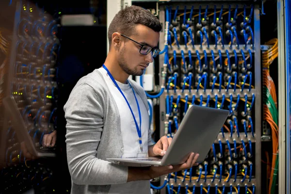 Retrato Visão Lateral Jovem Com Laptop Pelo Gabinete Servidor Enquanto — Fotografia de Stock