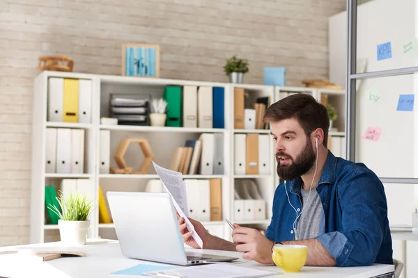 Retrato Hombre Negocios Barbudo Moderno Ropa Casual Usando Videollamada Mientras — Foto de Stock