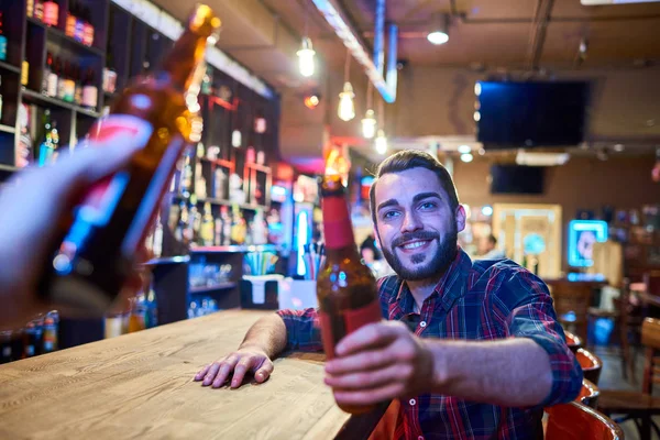 Retrato Hombre Barbudo Feliz Tintineo Botellas Cerveza Con Amigos Mientras —  Fotos de Stock
