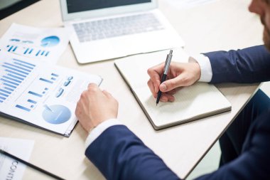 Başlangıç proje üzerinde düşünme ve ofis masa başında otururken gerekli notlar almak emin beyaz yakalı işçi yakın çekim çekim