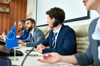 Konferans masada oturan ve topikal dünya sorunları ile ilgili görüşlerini noktası ifade Avrupa ve Avrupa dışındaki ülkelerin temsilcileri